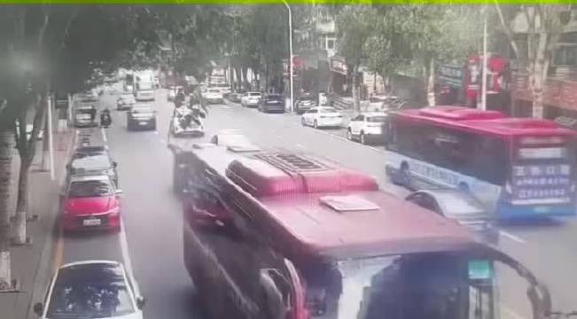 这辆公交车太倒霉了