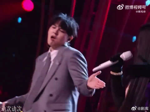尤长靖锤娜丽莎合唱引热议，张碧晨献唱实力对决