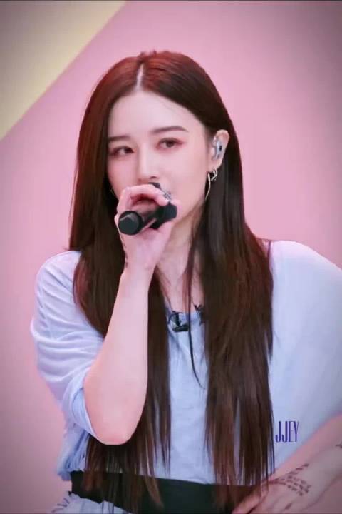 历经数次公演起落，阚清子卸下心理包袱，抱着潇洒心态迎战每一场舞台