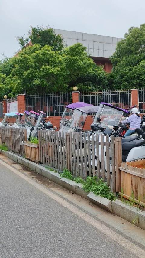 电动车出厂无雨棚却普遍改装上路引质疑