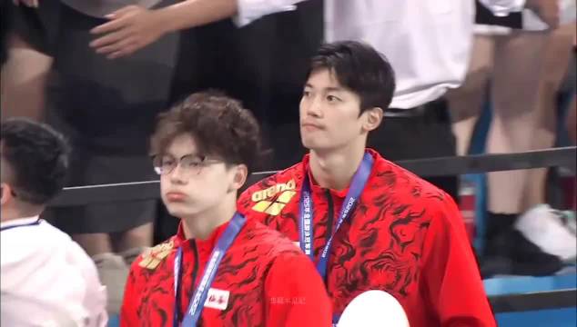 汪顺试驾智界侧颜优越身形吸睛