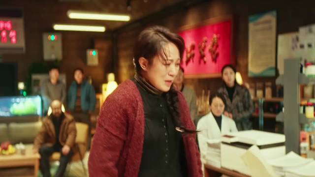 男孩捡瓶子挣钱弥补过错,疑遭神秘力量操纵