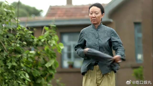 安杰挑水出洋相，被气哭跑回家，邻居见状霸气救场
