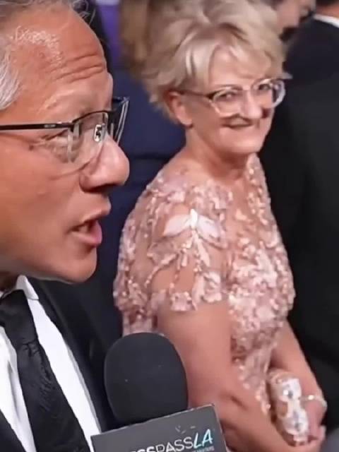 黄仁勋与夫人46年爱情如初，公开场合眼神依然甜蜜
