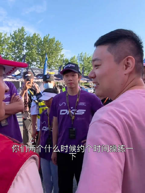 丁主任与小圆探讨赛车状态，相约操练