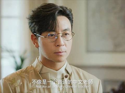 白天他是个斯斯文文的中文老师，晚上戴上小丑面具惩奸除恶！
