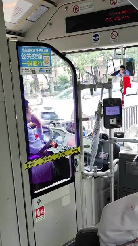 沈阳大妈在马路中间拦截公交车，不给开门就不让走，真急人