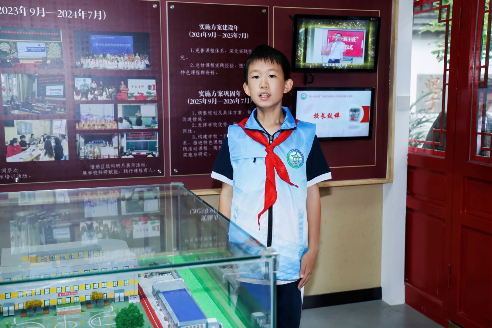 學生講解員在校史館進行校史講解。學校供圖