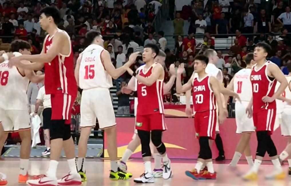 中国男篮热身赛一胜一负暴露隐患年轻阵容遭逆转周琦回归成关键？