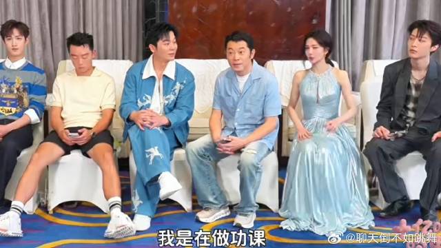 跑男后台沙溢偷玩手机被李晨抓现行