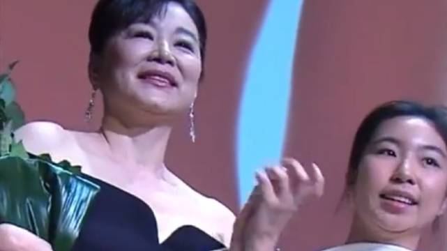 林青霞闪亮登场，主办方偷偷的把她女儿请到现场，她感动的热泪盈眶！