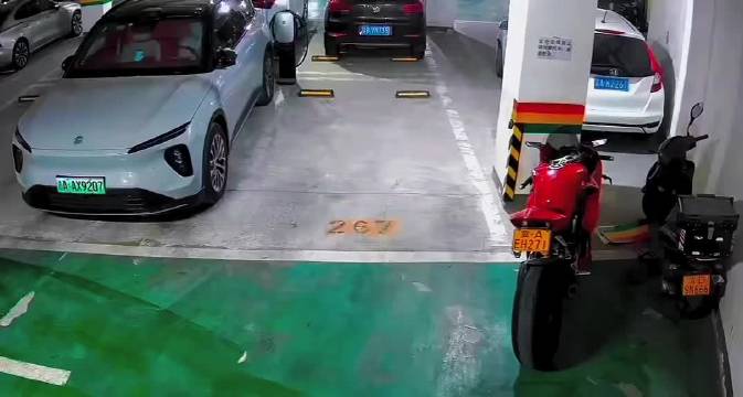 大爷骑三轮车撞倒了400斤的杜卡迪， 这是真扶不起来啊