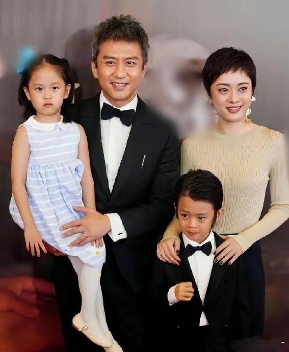 邓超孙俪的两个孩子现在多大了，家庭日常是如何互动的？