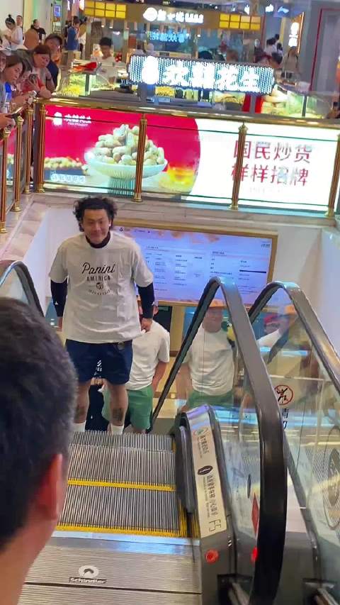 山东泰山队队长王大雷亮相上海环球港，人气火爆