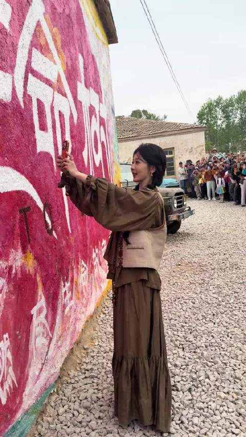 观众被杨紫萌态感染，渴望现场互动