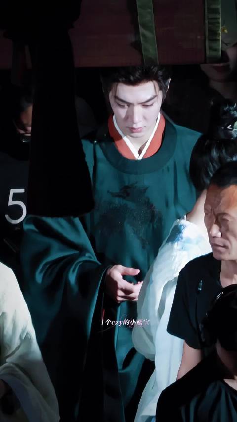 陈哲远被赞无死角帅气，粉丝艰难追拍