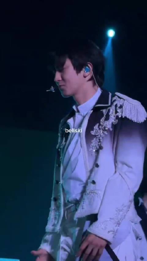今天放好王冠后对视又压不住嘴角哈哈哈哈哈 cr.logo