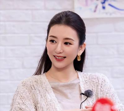 方媛自曝农村童年经历，喂猪骑猪显烟火气