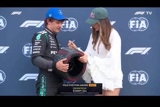 谷爱凌去看F1摩纳哥赛事啦！今天由中国女子滑雪运动员谷爱凌来颁奖！