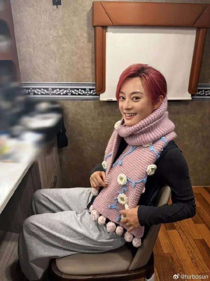 邓超孙俪送小花12岁礼物：爸妈合织一条围巾
