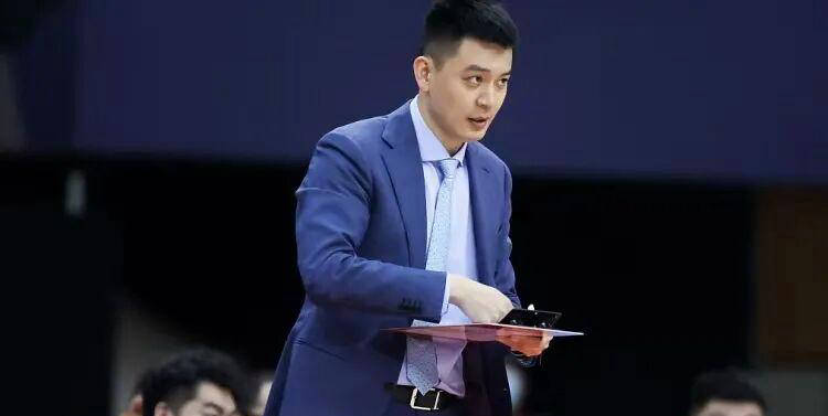 周琦新角色亮相！杨鸣暗含深意，2米15内线新星加入广东，杜锋欣喜若狂