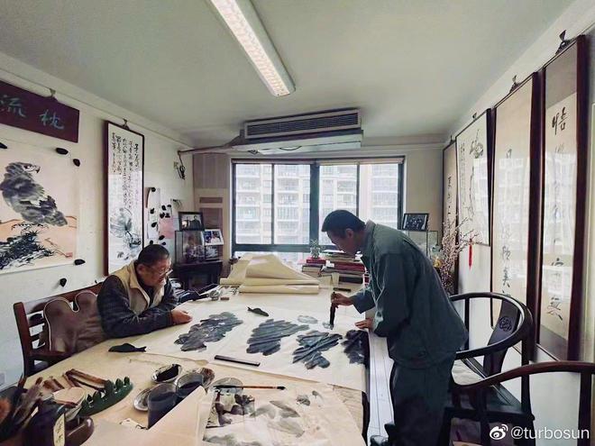 孙俪发博说邓先生变了，分享邓超遛狗写毛笔字随拍，这是逐渐俪化