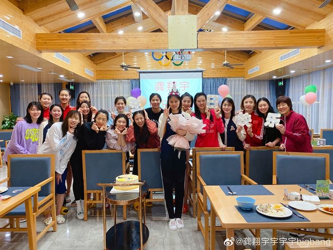 越长大越漂亮！龚翔宇生日会现场照曝光：郎平率17名女排队员出席