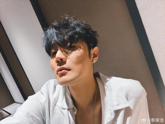莫名热搜全网玩梗，当事人懵了，李荣浩：发生什么事了？
