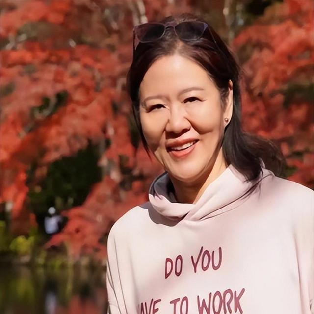 朱婷没想到，和 75 岁老公国外养老的郎平，已走上另一条 “上坡路”