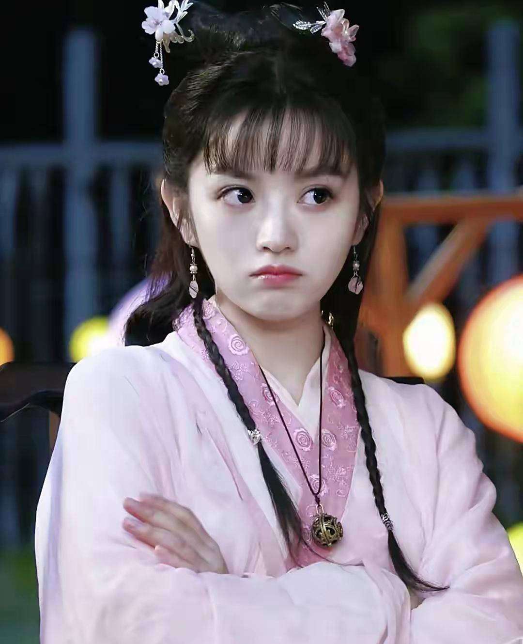 田曦薇粗布造型封神！素面朝天演活杀猪女，热巴却被批造型违和