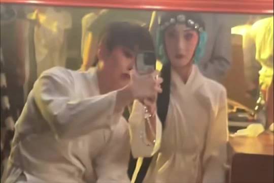 刘浩存和翟子路玩镜子这21秒，看的停不下来
