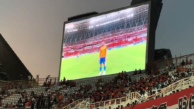 赛前荣耀时刻：刘彬彬喜获300场纪念战袍！全场齐呼——21号