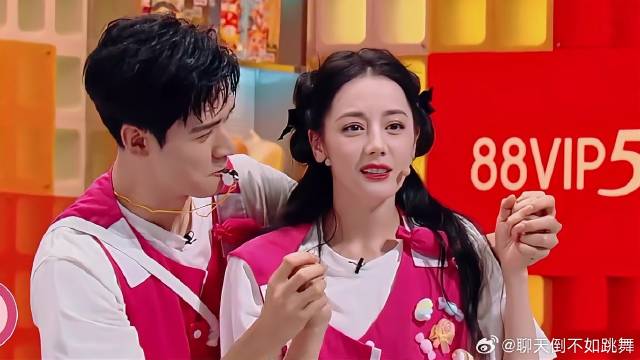 龚俊比划灯光，热巴直呼灯光打我，笑翻全场！