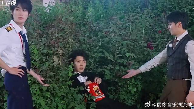 范丞丞沙溢太卑微！ 被白鹿张真源等人抢劫还要送人头，这段笑得我肚子疼