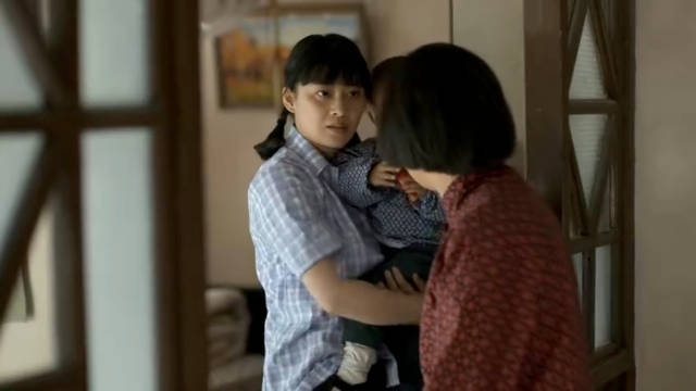 父母爱情片段 德华嚼过的东西喂给孩子吃被安杰看到，两人引发争执