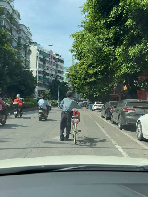 没事的、阿伯，慢慢来，我不着急走