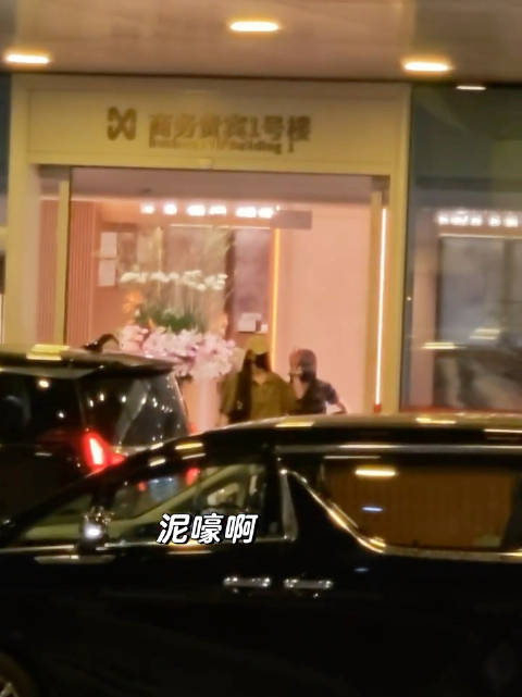杨幂冒雨抵深与粉丝互动