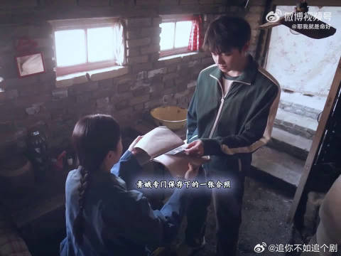 主持人起哄磕糖，翟子路一脸无奈苦笑，画面感直接拉满，太好笑了