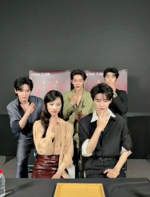 《翘楚》剧组其他三位男演员在跳来财手势舞时有什么搞笑的点？