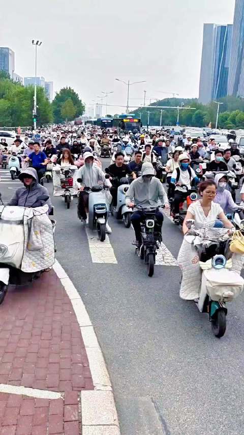 电动车成短途出行首选，雨天冬季除外