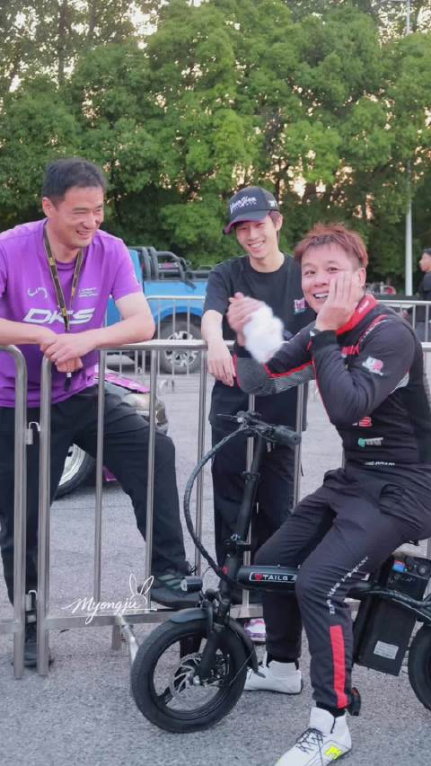 被我们圆圆人气惊到的张盛钧车手 以及笑得无比开心的害羞远