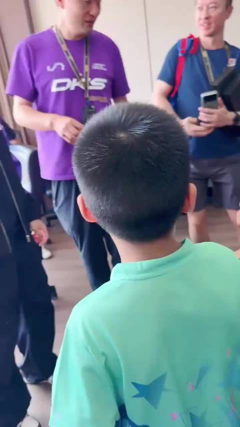 林高远给小球迷签名合影了！