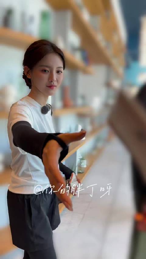 杨超越南法录制地球超新鲜2 上班在收信的超越妹妹，录制顺利