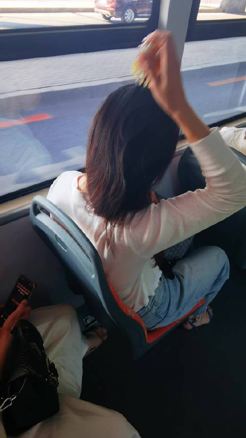 在公交车上使劲梳头，还把掉下来的长发都在车厢里，是不是不太好？