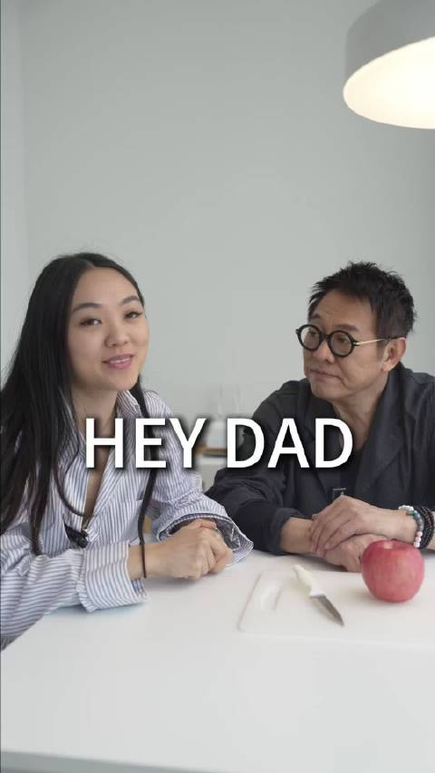 这应该是切苹果，旁边是他女儿