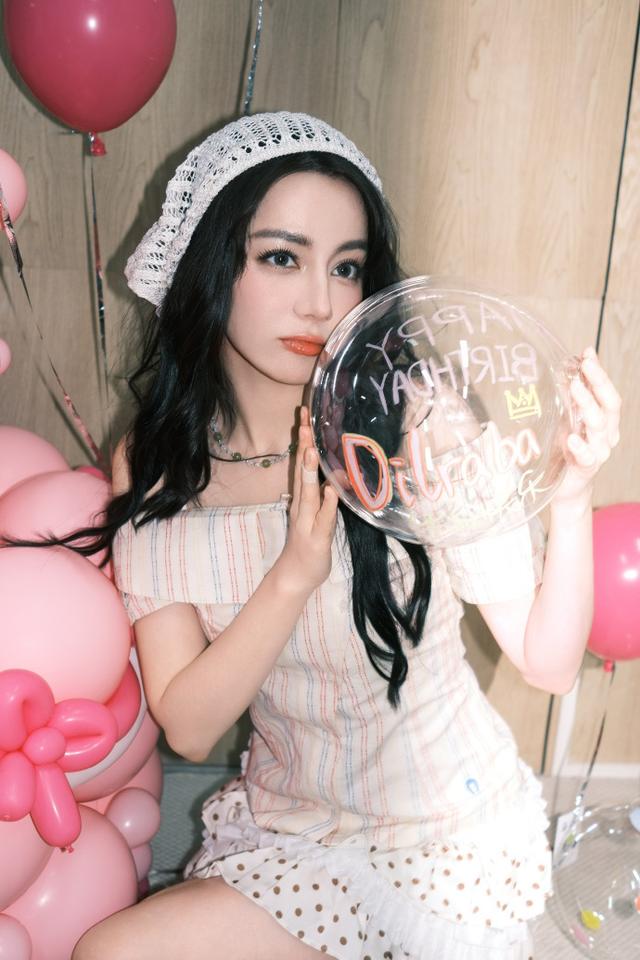 迪丽热巴生辰写真化身童话小精灵，置身粉气球尽显灵动少女感_佐佑娱乐