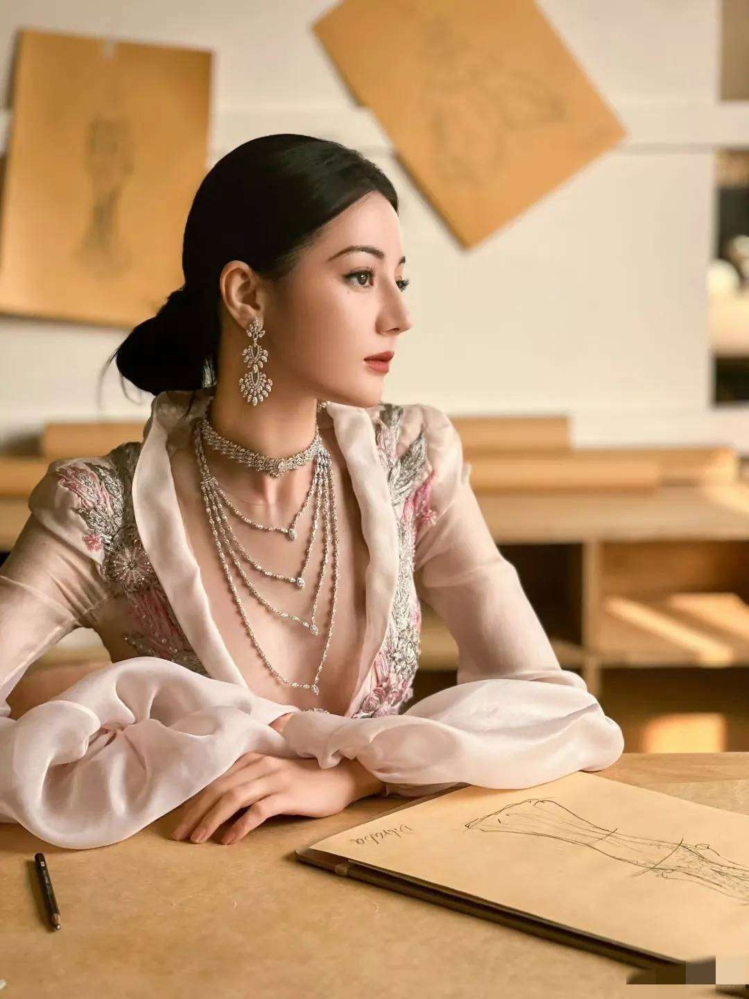 迪丽热巴红毯生图翻车，纤瘦身材被批像纸片人，网友吵翻了_体重_身体_田曦薇