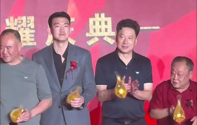 上海庆功宴会请李春江吗？球迷：其他人无所谓，孙铭徽必须坐主桌