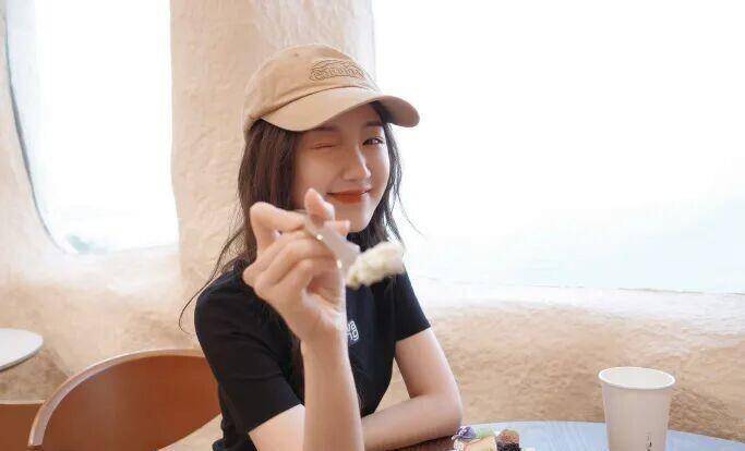 知名女星毛晓彤晒青岛随拍!拍戏之余逛海边，网友直呼想去看海_齐夏_李治廷_角色
