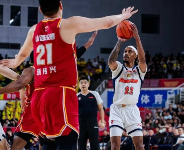 广东宏远坎坷连败难掩新援来袭，杜锋再铸历史纪录，双子星表现低迷引关注